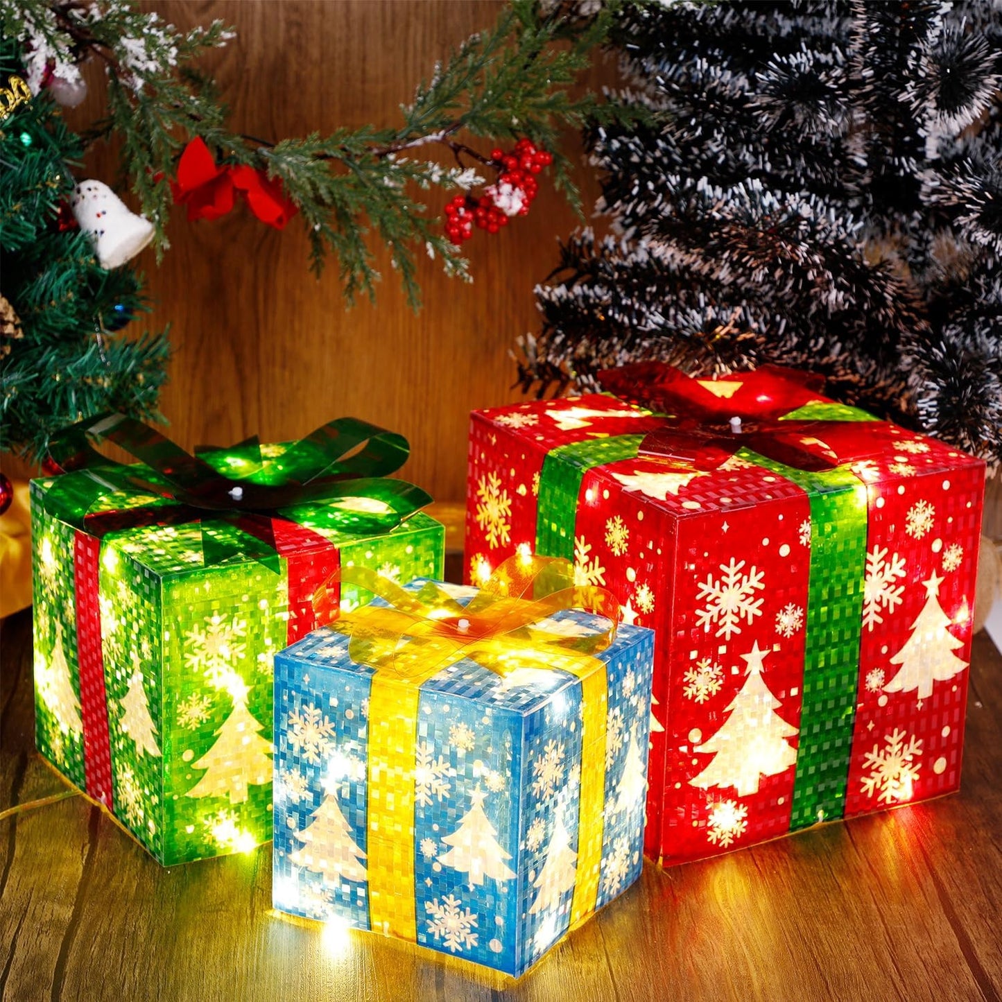 Set of 3 Lighted Christmas Gift Boxes – Sparkling LED Snowflake Presents for Indoor & Outdoor Decorations